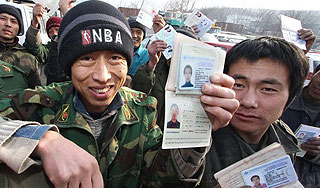 Собянин поставил мигрантов в очередь Собянин поставил мигрантов в очередь