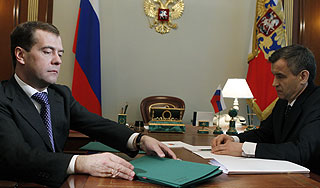 Медведев ограничил число полицейских Медведев ограничил число полицейских