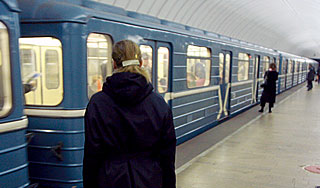 Девушка упала на рельсы метро Москвы Девушка упала на рельсы метро Москвы