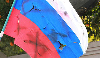 Токио оправдал осквернение флага России Токио оправдал осквернение флага России