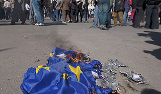 Хорваты сожгли флаг Евросоюза Хорваты сожгли флаг Евросоюза