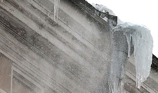 Глыба льда проломила голову прохожему Глыба льда проломила голову прохожему