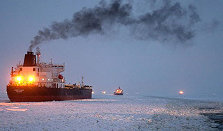 Паром с пассажирами попал в ледовый плен Паром с пассажирами попал в ледовый плен