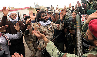 Мятежники отбили атаку танков Каддафи Мятежники отбили атаку танков Каддафи