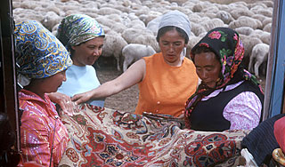 Траты казашек превысили военные расходы Траты казашек превысили военные расходы