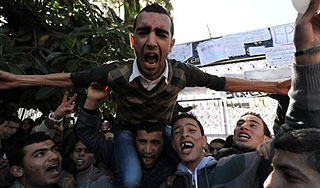 Оппозицию в Йемене закидали камнями Оппозицию в Йемене закидали камнями