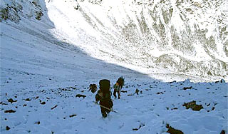 В горах Алтая туристок завалило камнепадом В горах Алтая туристок завалило камнепадом