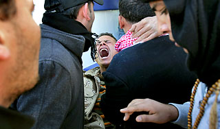 Террористы сделали из ливийцев "живой щит" Террористы сделали из ливийцев "живой щит"