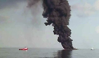 У берегов США горела нефтяная платформа У берегов США горела нефтяная платформа