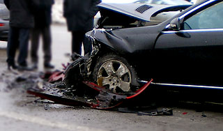 Здание Рады протаранил автомобиль Здание Рады протаранил автомобиль