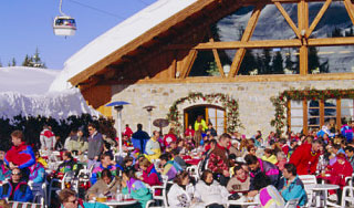 Сотни туристов эвакуировали из Куршевеля Сотни туристов эвакуировали из Куршевеля