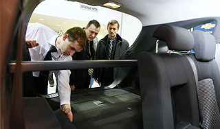 Россияне бросились скупать автомобили Россияне бросились скупать автомобили