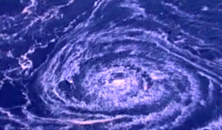 Гигантская воронка затянула судно у Японии Гигантская воронка затянула судно у Японии