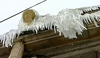 В Петербурге упавшая льдина убила девушку В Петербурге упавшая льдина убила девушку