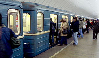 Мужчина прыгнул под поезд столичного метро Мужчина прыгнул под поезд столичного метро