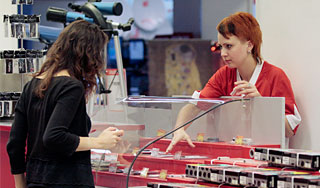 Россиян в магазинах сравнили с французами Россиян в магазинах сравнили с французами