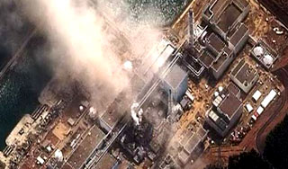 Над японской АЭС поднимается столб дыма Над японской АЭС поднимается столб дыма