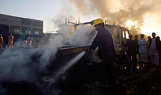 Боевики Пакистана взорвали бензовозы НАТО Боевики Пакистана взорвали бензовозы НАТО