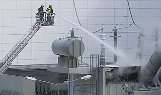На японскую АЭС сбросили тонны воды На японскую АЭС сбросили тонны воды