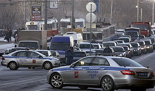 В Москве обстреляли джип с пьяным шофером В Москве обстреляли джип с пьяным шофером