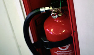 "Взбесившийся" огнетушитель ранил женщину "Взбесившийся" огнетушитель ранил женщину