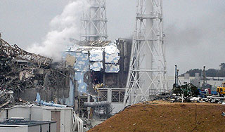 В Японии дымят три аварийных реактора В Японии дымят три аварийных реактора