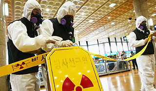 Люди вывозят на себе радиацию из Японии Люди вывозят на себе радиацию из Японии