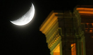 Луна идет на рекордное сближение с Землей Луна идет на рекордное сближение с Землей