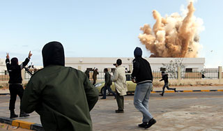 По противникам Каддафи нанесли авиаудар По противникам Каддафи нанесли авиаудар