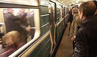 Мужчину убило зеркалом в московском метро Мужчину убило зеркалом в московском метро