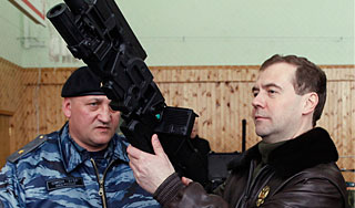 Медведев пострелял из оружия спецназа Медведев пострелял из оружия спецназа