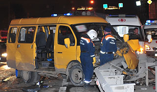 Люди в маршрутке получили тяжелые травмы Люди в маршрутке получили тяжелые травмы