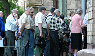 Россияне теряют миллиарды в очередях Россияне теряют миллиарды в очередях