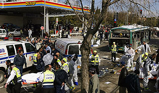 Теракт ранил десятки людей в Иерусалиме Теракт ранил десятки людей в Иерусалиме