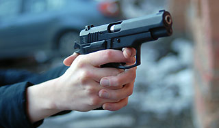 Депутат выстрелил в ребенка из-за снежка Депутат выстрелил в ребенка из-за снежка