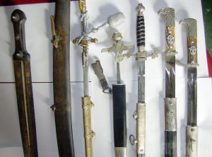 Коллекцию клинков в ножнах обнаружили на станции «Брянск – Орловский»