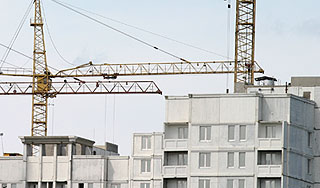 Строительный кран снес угол крыши дома Строительный кран снес угол крыши дома