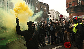 Люди в масках разгромили центр Лондона Люди в масках разгромили центр Лондона