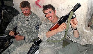 Солдаты США позировали с телами убитых Солдаты США позировали с телами убитых