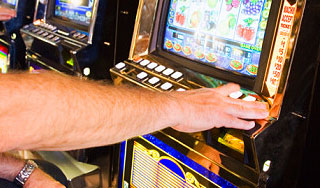 "Однорукий бандит" выдал пенсионеру 9 млн "Однорукий бандит" выдал пенсионеру 9 млн