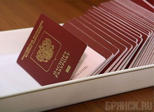 Повестки в военкомат станут вручать вместе с паспортами