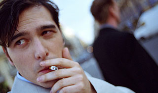 Россиянам запретят курить на остановках Россиянам запретят курить на остановках