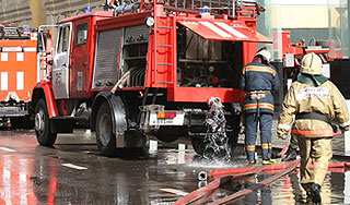 Людей спасали из горящих офисов через окна Людей спасали из горящих офисов через окна