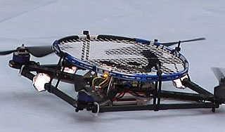 Летающих роботов научили играть в пинг-понг Летающих роботов научили играть в пинг-понг