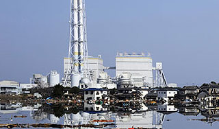 Из "Фукусимы-1" вытекает зараженная вода Из "Фукусимы-1" вытекает зараженная вода