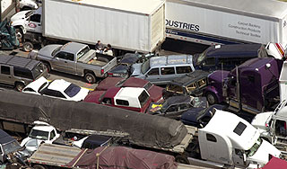 Во время тумана столкнулись 50 машин Во время тумана столкнулись 50 машин