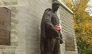 Таллин снял табличку с "Бронзового солдата" Таллин снял табличку с "Бронзового солдата"