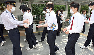 В японских школах ищут радиацию В японских школах ищут радиацию