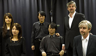 В Японии прошел саммит людей и андроидов В Японии прошел саммит людей и андроидов