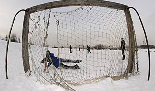 Футбольные ворота пробили мальчику голову Футбольные ворота пробили мальчику голову